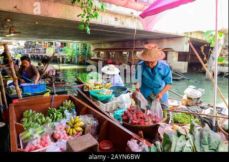 Bangkok, Thailand - January 26, 2020 : Thai traditional seller on boat at Khlong Lat Mayom floating market Stock Photo