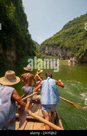 Chinese men rowing a traditional Sampan boat near Badong on the Shennong stream, a tributary of the Yangtze River at the Wu Gorge (Three Gorges) in Ch Stock Photo