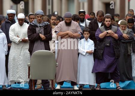 Atilla Ahmet aka abu abdullah leads Friday Prayers in the road outside a Mosque in Finsbury Park, North London following it's closure at the request of the police claiming it had become a meeting point for many radical Muslims. In 2003,150 anti-terrorist police officers conducted a night raid on the building seizing  a stun gun and a CS gas canister, arresting seven men under the Terrorism Act 2000. The Inman Abu Hamza continued to preach each Friday in the street outside the closed mosque until his arrest in May 2004. Stock Photo