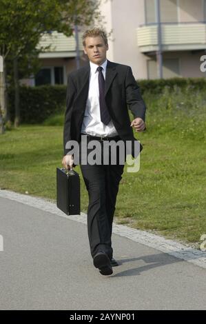 Gesch‰ftsmann mit Aktenkoffer Stock Photo