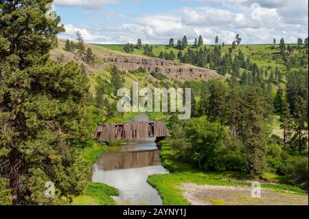 View of covered railroad bridge over the Palouse River near Colfax in the Palouse, Eastern Washington State, USA. Stock Photo