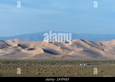 A herder ger camp in front of the Hongoryn Els sand dunes in the Gobi Desert in southern Mongolia. Stock Photo