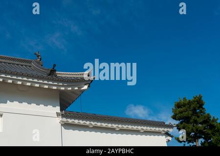 Detail of the roof design of a wall at the main entrance gates of the Nijo Castle in Kyoto, Japan. Stock Photo