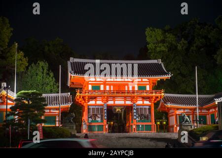 Main gate of the Yasaka shrine at night, Kyoto. Japan Stock Photo - Alamy