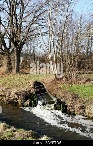 sauberes Wasser fliesst von der Kläranlage in die Erft, Euskirchen, Nordrhein-Westfalen, Deutschland Stock Photo