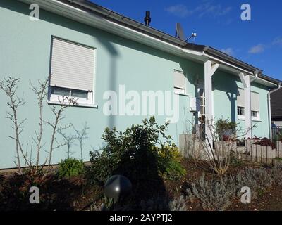 Einfamilienhaus mit Fassade in pastell grüner Farbe, Weilerswist, Nordrhein-Westfalen, Deutschland Stock Photo