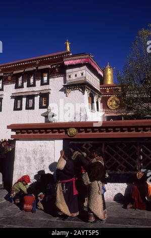 Tibetan pilgrims at the Jokhang Temple in Lhasa, Tibet, China. Stock Photo