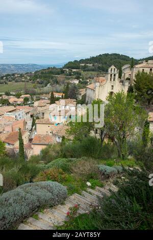 Overview of the medieval village of Gigondas in the Vaucluse department of the Provence-Alpes-Côte d'Azur region in southeastern France. Stock Photo