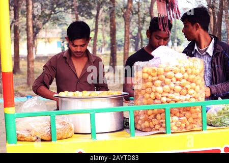 Fusca Chotpoti is Popular street food cart and salesman of Bangladesh and India. this food Looks like chips.a roadside shop Indian bengali food dish a Stock Photo