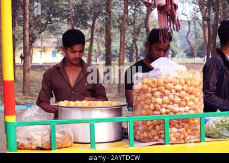 Fusca Chotpoti is Popular street food cart and salesman of Bangladesh and India. this food Looks like chips.a roadside shop Indian bengali food dish a Stock Photo