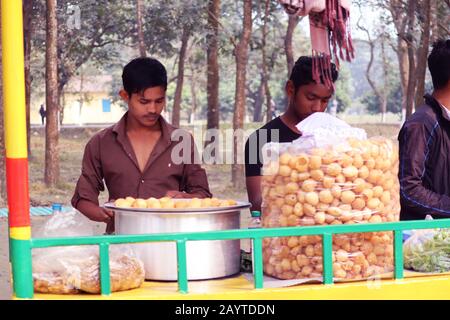 Fusca Chotpoti is Popular street food cart and salesman of Bangladesh and India. this food Looks like chips.a roadside shop Indian bengali food dish a Stock Photo