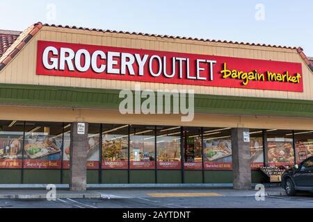 Feb 14, 2020 Milpitas / CA / USA - Exterior view of a Grocery Outlet bargain market; Grocery Outlet Holding Corp. is a supermarket company that offers Stock Photo