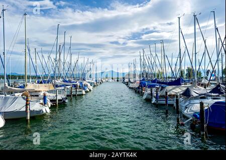 Sailboats in the marina Seebruck, Seeon, Chiemsee, Chiemgau, Upper Bavaria, Bavaria, Germany Stock Photo