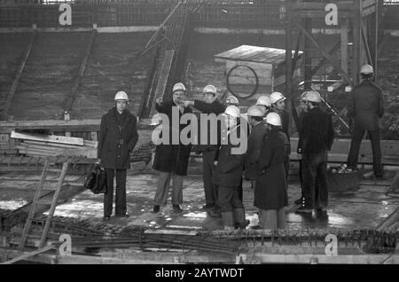 01 January 1979, Saxony, Leipzig: The Gewandhauskapellmeister Kurt Masur (2nd from left) visits the construction site of the New Gewandhaus in Leipzig on Karl-Marx-Platz at the end of the 1970s, accompanied by site managers and construction workers. Exact date of recording not known. Photo: Volkmar Heinz/dpa-Zentralbild/ZB Stock Photo