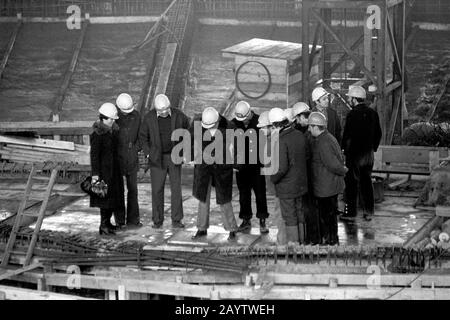01 January 1979, Saxony, Leipzig: The Gewandhauskapellmeister Kurt Masur (4th from left) visits the construction site of the New Gewandhaus in Leipzig on Karl-Marx-Platz at the end of the 1970s, accompanied by site managers and construction workers. Exact date of recording not known. Photo: Volkmar Heinz/dpa-Zentralbild/ZB Stock Photo