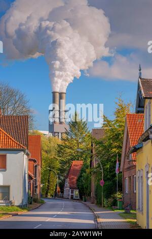 village road and Moorburg power station with plume, Germany, Hamburg, Moorburg Stock Photo