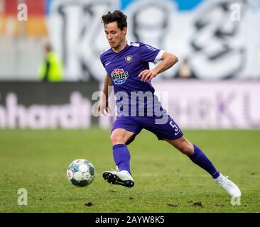 Aue, Germany. 16th Feb, 2020. Football: 2nd Bundesliga, FC Erzgebirge Aue - Holstein Kiel, 22nd matchday, at the Sparkassen-Erzgebirgsstadion. Aues Clemens Fandrich plays the ball. Credit: Robert Michael/dpa-Zentralbild/dpa - IMPORTANT NOTE: In accordance with the regulations of the DFL Deutsche Fußball Liga and the DFB Deutscher Fußball-Bund, it is prohibited to exploit or have exploited in the stadium and/or from the game taken photographs in the form of sequence images and/or video-like photo series./dpa/Alamy Live News