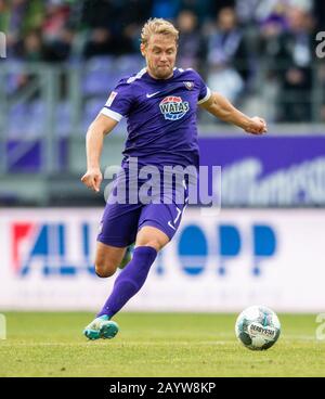 Aue, Germany. 16th Feb, 2020. Football: 2nd Bundesliga, FC Erzgebirge Aue - Holstein Kiel, 22nd matchday, at the Sparkassen-Erzgebirgsstadion. Aues Jan Hochscheidt plays the ball. Credit: Robert Michael/dpa-Zentralbild/dpa - IMPORTANT NOTE: In accordance with the regulations of the DFL Deutsche Fußball Liga and the DFB Deutscher Fußball-Bund, it is prohibited to exploit or have exploited in the stadium and/or from the game taken photographs in the form of sequence images and/or video-like photo series./dpa/Alamy Live News