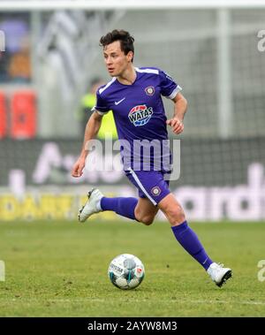 Aue, Germany. 16th Feb, 2020. Football: 2nd Bundesliga, FC Erzgebirge Aue - Holstein Kiel, 22nd matchday, at the Sparkassen-Erzgebirgsstadion. Aues Clemens Fandrich plays the ball. Credit: Robert Michael/dpa-Zentralbild/dpa - IMPORTANT NOTE: In accordance with the regulations of the DFL Deutsche Fußball Liga and the DFB Deutscher Fußball-Bund, it is prohibited to exploit or have exploited in the stadium and/or from the game taken photographs in the form of sequence images and/or video-like photo series./dpa/Alamy Live News