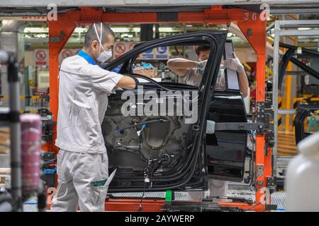 (200217) -- CHANGCHUN, Feb. 17, 2020 (Xinhua) -- Workers assemble Audi A6 L cars at a workshop of FAW-Volkswagen Automobile Co., Ltd. in Changchun, northeast China's Jilin Province,  Feb. 17, 2020. A batch of black-colored Audi A6 L cars rolled off the production line on Monday. As the first batch of new cars produced at the FAW-Volkswagen Changchun base after the outbreak of novel coronavirus, it marked that the FAW-Volkswagen Automobile Co., Ltd., a passenger car joint venture between FAW and Volkswagen AG, officially resumed production.    With thorough epidemic prevention and control measu Stock Photo
