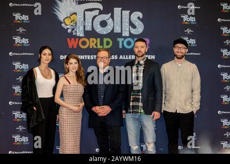 Berlin, Germany. 17th Feb, 2020. 17.02.2020, group photo with Lena Meyer-Landrut (lr), Anna Kendrick, Walt Dohrn, Justin Timberlake and Mark Forster at the photocall for the film Trolls World Tour at the Waldorf Astoria Hotel in Berlin. The new animated film from DreamWorks Animation, distributed by Universal Pictures International Germany, will be launched nationwide on April 23, 2020 in German cinemas. | usage worldwide Credit: dpa picture alliance/Alamy Live News