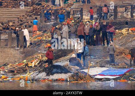 VARANASI, INDIA, January 18, 2019 : Traditional Hindu body cremation along the famous Manikarnika Ghat in Varanasi Stock Photo