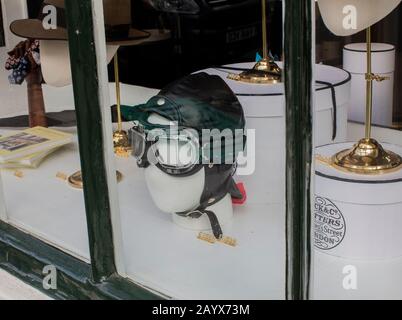 Frontage of bespoke hatters, James Lock & Co, 6 St James's St, London Stock Photo