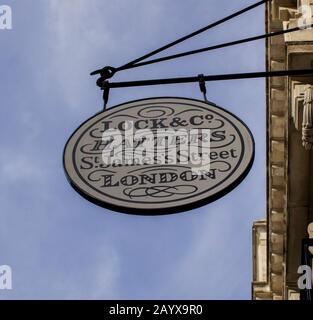 Frontage of bespoke hatters, James Lock & Co, 6 St James's St, London Stock Photo