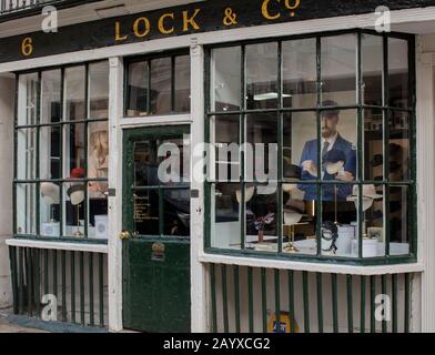 Frontage of bespoke hatters, James Lock & Co, 6 St James's St, London Stock Photo