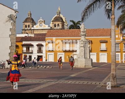 Plaza de la Aduana with statue of Christopher Columbus and Iglesia de San Pedro Claver, Cartagena, Colombia Stock Photo