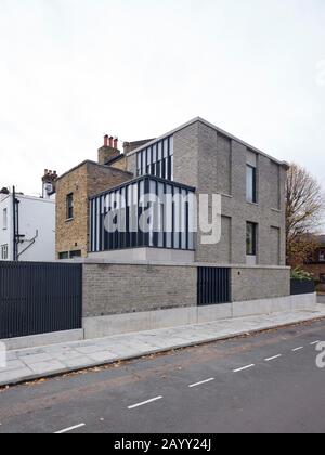 Side elevation of building across street. Corner House, London, United Kingdom. Architect: 31/44 Architects, 2019. Stock Photo