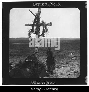 Projection für Alle - Der Weltkrieg: Die Ostfront. Serie 51. No. 15. Offiziergrab. - Die Firma „Projection für Alle“ wurde 1905 von Max Skladanowsky (1861-1939) gegründet. Sie produzierte bis 1928 fast 100 Serien zu je 24 Glasdias im Format 8,3 x 8,3 cm im sog. Bromsilber-Gelatine-Trockenplatten Verfahren. Die Serien umfassten vor allem Städte, Länder, Landschaften aber auch Märchen und Sagen, das Alte Testament und den Ersten Weltkrieg. Stock Photo