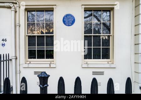 John Maynard Keynes Blue Plaque on his house at 46 Gordon Square, Bloomsbury, London. The noted economist lived here 1916-1946. Stock Photo