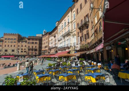 Sidewalk cafes and restaurants on the Piazza del Campo in Siena, Tuscany, central Italy. Stock Photo