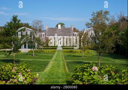 View of a local house and garden in Edgartown on Martha’s Vineyard, Massachusetts, USA. Stock Photo