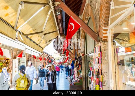 Arasta Bazaar its only one street there are many shops for sweets , gold, Crafts can buy as gifts. Place near to Blue Mosque and Restaurants in the Eu Stock Photo