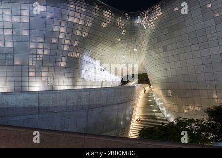 South Korea, Seoul: the Dongdaemun Design Plaza (DDP), designed by architect Zaha Hadi Stock Photo