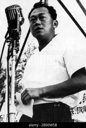 Singapore: Lee Kuan Yew addresses supporters of the Singapore People's Action Party, c. 1960s.  Lee Kuan Yew, GCMG, CH (1923-2015) also spelt Lee Kwan-Yew, was a Singaporean statesman. He was the first Prime Minister of the Republic of Singapore, from 1959 to 1990, and was one of the longest serving Prime Ministers in the world. As the co-founder and first secretary-general of the People's Action Party (PAP), he led the party to a landslide victory in 1959, oversaw the separation of Singapore from Malaysia in 1965 and its subsequent transformation 'First World', Asian economic power. Stock Photo