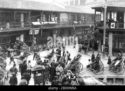 China: Rickshaws at Shanghai Old Town, North Gate area, c. 1911.  International attention to Shanghai grew in the 19th century due to its economic and trade potential at the Yangtze River. During the First Opium War (1839–1842), British forces temporarily held the city. The war ended with the 1842 Treaty of Nanjing, opening Shanghai and other ports to international trade.  In 1863, the British settlement, located to the south of Suzhou creek (Huangpu district), and the American settlement, to the north of Suzhou creek (Hongkou district), joined in order to form the International Settlement. Stock Photo
