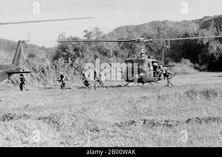 Vietnam: US airborne forces dismounting from helicopters during the initial stages of the Battle for the Ia Drang Valley, 1965.  The Ia Drang Valley is a valley located near Pleiku in Central Highlands of Vietnam. On November 14, 1965, 450 American soldiers of the 1st Air Cavalry Division were airlifted by helicopter to this valley with the intention of locating and eliminating North Vietnamese forces. These American soldiers were almost immediately surrounded by over 2,000 soldiers of the People's Army of Vietnam (PAVN, also known as the North Vietnamese Army) arriving in waves. Stock Photo