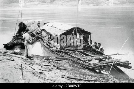 Laos: Travellers make a rest stop on the Mekong River in Paklay in central Laos in 1919.  The River Mekong is the world's 12th-longest river. From its Himalayan source on the Tibetan plateau, it flows some 4,350 km (2,703 miles) through China's Yunnan province, Burma, Laos, Thailand, Cambodia and Vietnam, finally draining in the South China Sea.  The recent construction of hydroelectric dams on the river and its tributaries has reduced the water flow dramatically during the dry season in Southeast Asia. Stock Photo