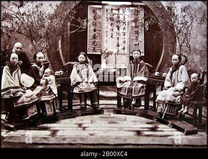 The queue Chinese Biànzi was a male hairstyle worn by the Manchus from  central Manchuria and later imposed on the Han Chinese during the Qing  dynasty The hairstyle consisted of the hair