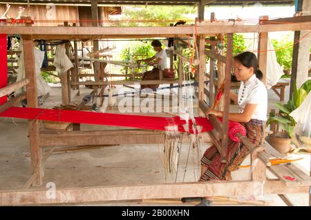 Thailand: Yarn used for weaving, Ban Na Pa Nat Tai Dam Cultural Village,  Loei Province. The Tai Dam or Black Tai are an ethnic group found in parts  of Laos, Vietnam, China