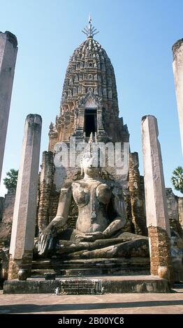 Thailand: Buddha, Wat Phra Si Rattana Mahathat Chaliang, Si Satchanalai Historical Park.  Si Satchanalai was built between the 13th and 15th centuries and was an integral part of the Sukhothai Kingdom. It was usually administered by family members of the Kings of Sukhothai. Stock Photo