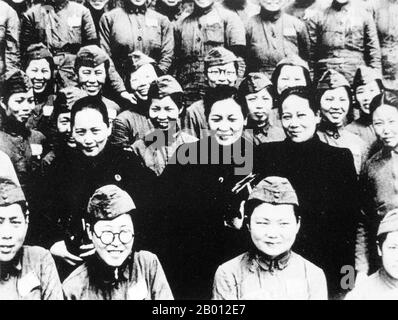 China: The Soong Sisters, Ailing, Meiling and Qingling Soong (in black) visiting Nationlist women soldiers, 1940s.  The Soong Sisters (Songjia Jiemei, or 'Song Household Sisters') were three Hakka Chinese women who were, along with their husbands, among China's most significant political figures of the 20th century. They each played a major role in influencing their husbands, which, along with their own positions of power, ultimately changed the course of Chinese history. Stock Photo