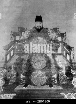 圜銭先秦 (XianQin) 一銖重十一両十四 M24092441 A lacquered Luoxia-style guqin, Signed Xie Fangde, Southern