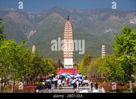 China: San Ta Si (Three Pagodas), Chongsheng Monastery, Dali, Yunnan.  The Three Pagodas (the symbols of Dali) are an ensemble of three independent pagodas just north of the town of Dali dating from the time of the Nanzhao kingdom and the Kingdom of Dali.  Dali is the ancient capital of both the Bai kingdom Nanzhao, which flourished in the area during the 8th and 9th centuries, and the Kingdom of Dali, which reigned from 937-1253. Situated in a once significantly Muslim part of South China, Dali was also the center of the Panthay Rebellion against the reigning Qing Dynasty (1856-1863). Stock Photo