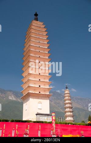 China: San Ta Si (Three Pagodas), Chongsheng Monastery, Dali, Yunnan.  The Three Pagodas (the symbols of Dali) are an ensemble of three independent pagodas just north of the town of Dali dating from the time of the Nanzhao kingdom and the Kingdom of Dali.  Dali is the ancient capital of both the Bai kingdom Nanzhao, which flourished in the area during the 8th and 9th centuries, and the Kingdom of Dali, which reigned from 937-1253. Situated in a once significantly Muslim part of South China, Dali was also the center of the Panthay Rebellion against the reigning Qing Dynasty (1856-1863). Stock Photo