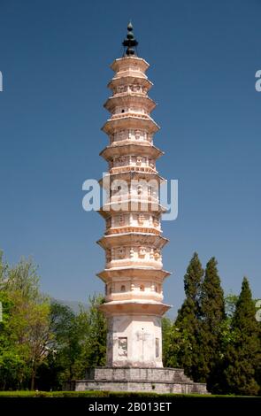 China: San Ta Si (Three Pagodas), Chongsheng Monastery, Dali, Yunnan.  The Three Pagodas (the symbols of Dali) are an ensemble of three independent pagodas just north of the town of Dali dating from the time of the Nanzhao kingdom and the Kingdom of Dali.  Dali is the ancient capital of both the Bai kingdom Nanzhao, which flourished in the area during the 8th and 9th centuries, and the Kingdom of Dali, which reigned from 937-1253. Situated in a once significantly Muslim part of South China, Dali was also the center of the Panthay Rebellion against the reigning Qing Dynasty (1856-1863). Stock Photo