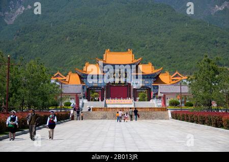 China: The Chongsheng Monastery behind San Ta Si (Three Pagodas), Dali, Yunnan.  The Chongsheng Monastery is the mother building of the Three Pagodas. It was originally built at the same time as the first pagoda, but burnt down during the Qing Dynasty. It was rebuilt in 2005.  The Three Pagodas (the symbols of Dali) are an ensemble of three independent pagodas just north of the town of Dali dating from the time of the Nanzhao kingdom and the Kingdom of Dali. Stock Photo